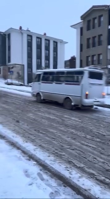 Elazığ&rsquo;da karda kayan ara&ccedil;lar kameraya yansıdı
