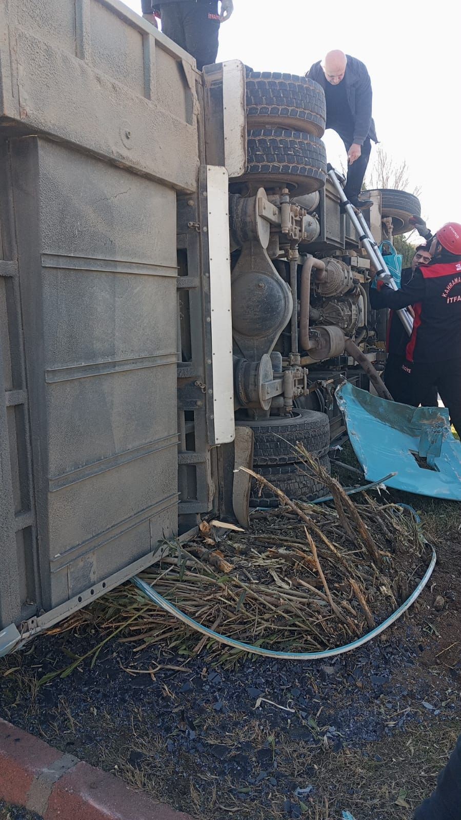 Kahramanmaraş&rsquo;ta aracın &ccedil;arptığı halk otob&uuml;s&uuml; devrildi: 13 yaralı

