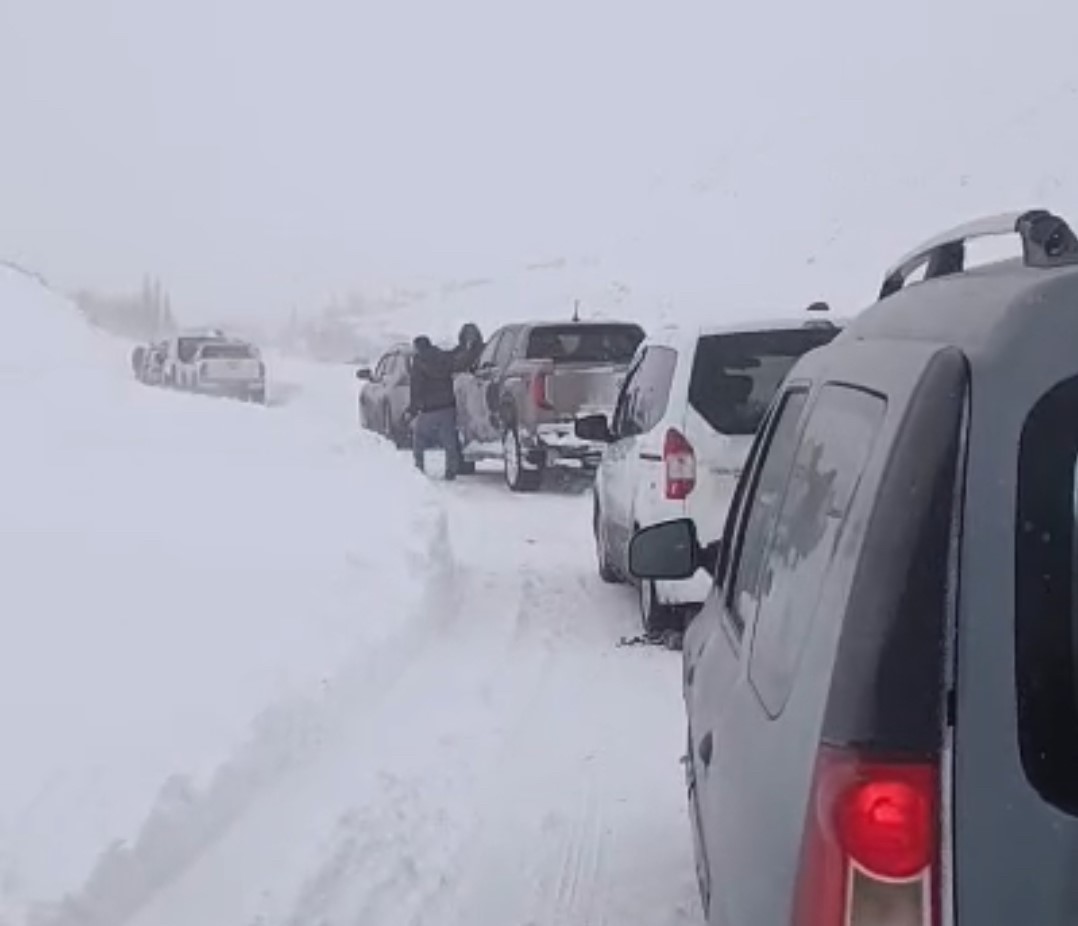 Y&uuml;ksekova&rsquo;da tipi ve fırtına nedeniyle 50 ara&ccedil; mahsur kaldı
