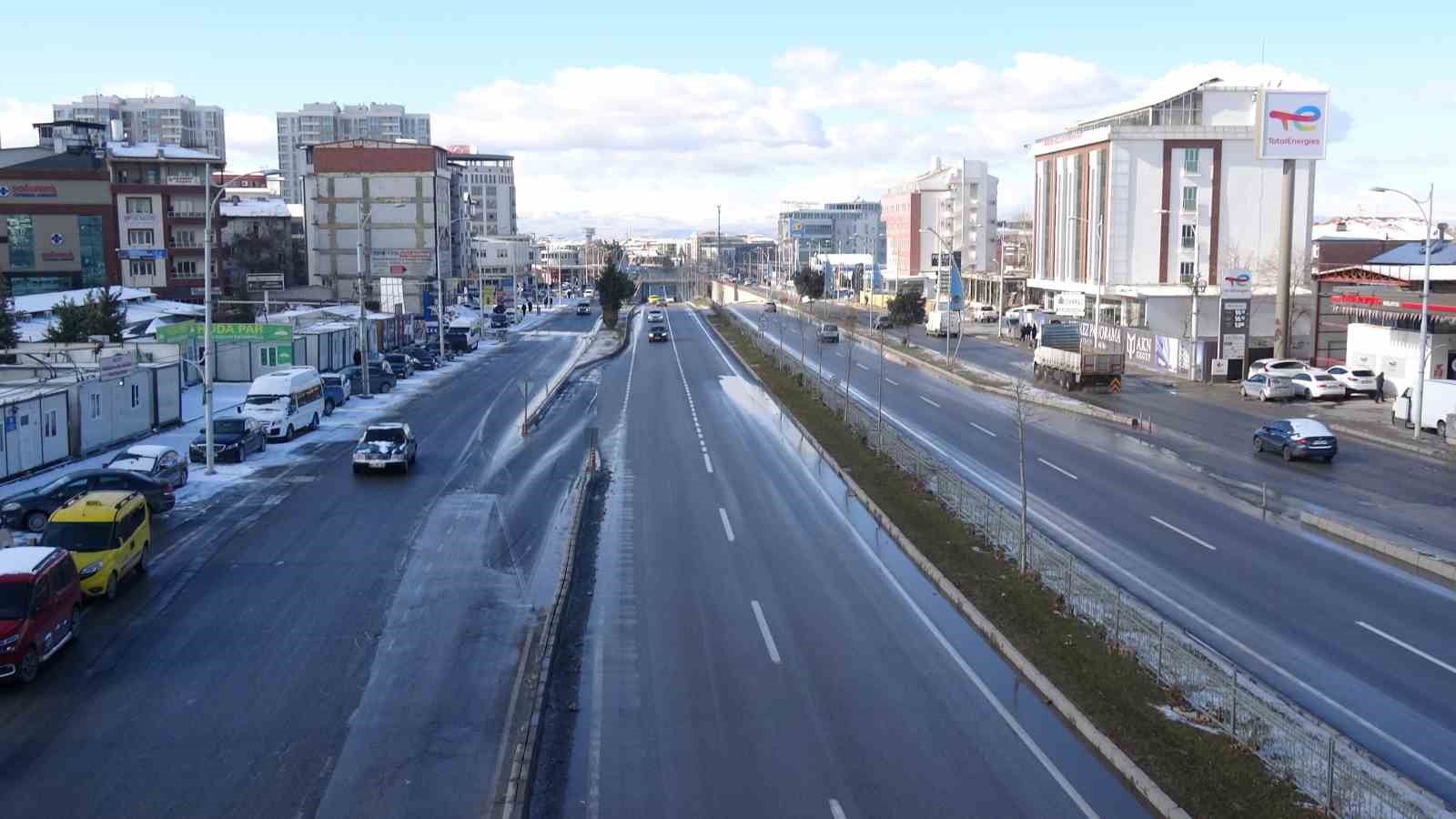 Malatya&rsquo;da buzlanma servis ara&ccedil;larını da vurdu
