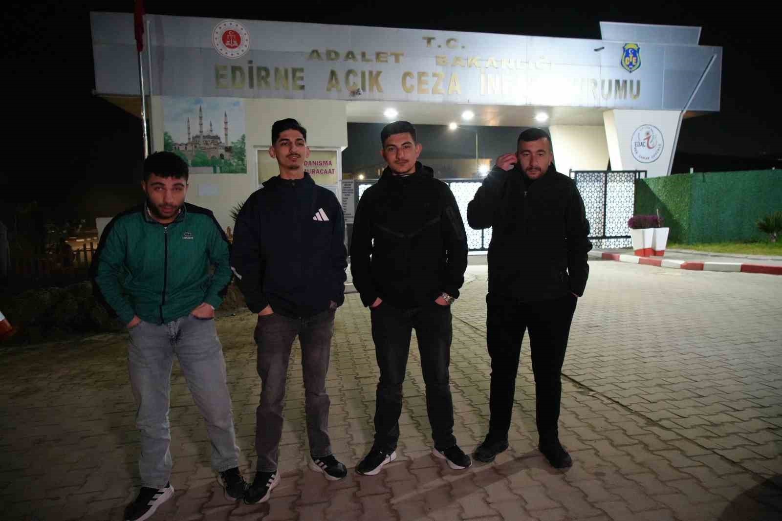 Edirne&rsquo;de 12 yıl sonra tahliye olan mahk&ucirc;m mutluluk g&ouml;zyaşları d&ouml;kt&uuml;
