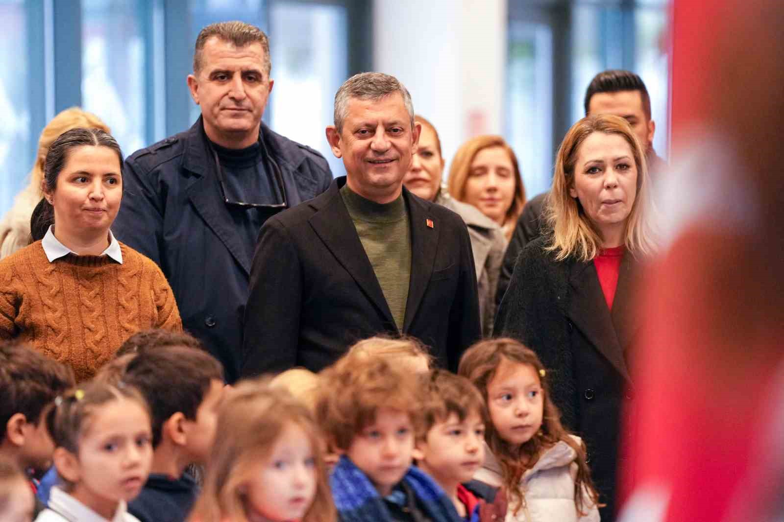 &Ouml;zg&uuml;r &Ouml;zel, Ferdi Zeyrek&rsquo;in ikiz kızlarını da okula g&ouml;t&uuml;rd&uuml;
