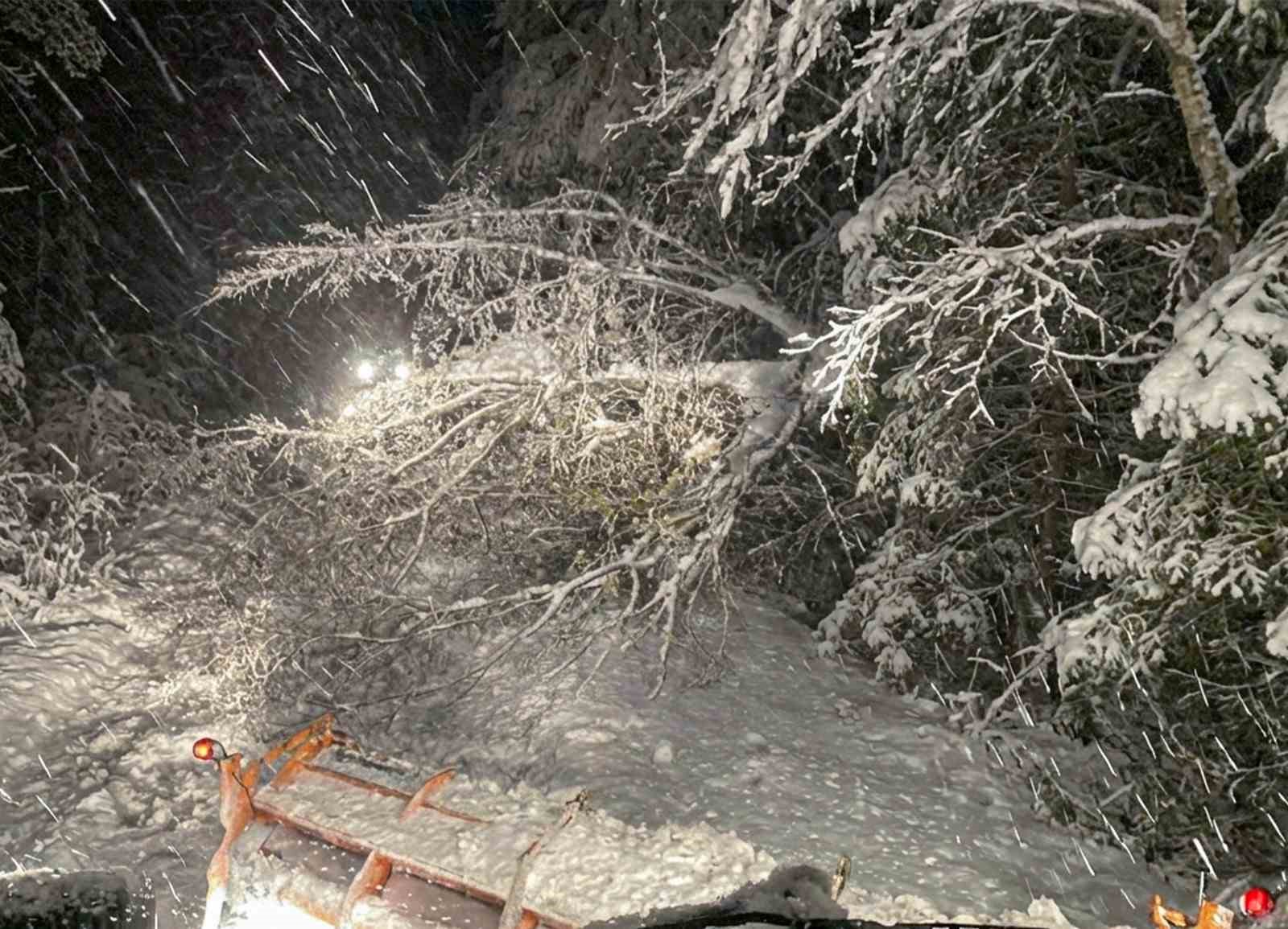 Sakarya&rsquo;da kardan kapanan 35 grup yolunun 31&rsquo;i ulaşıma a&ccedil;ıldı
