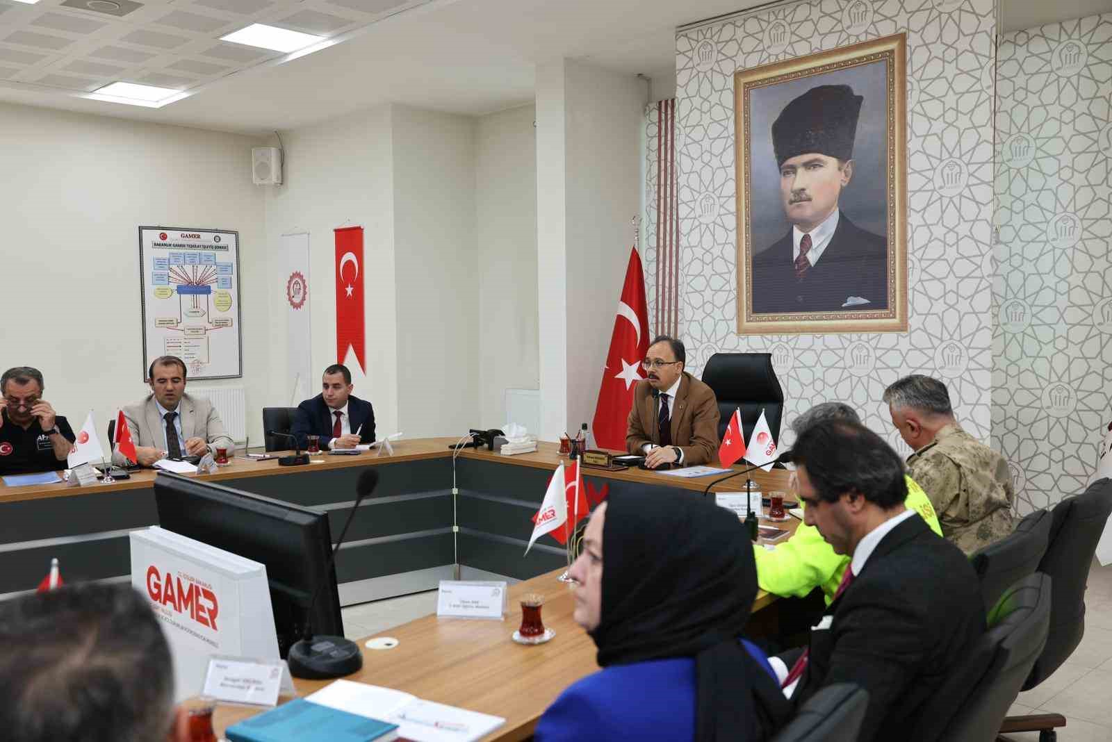 Siirt&rsquo;te karla m&uuml;cadelede 200 ara&ccedil; ve 600 kişi sahada
