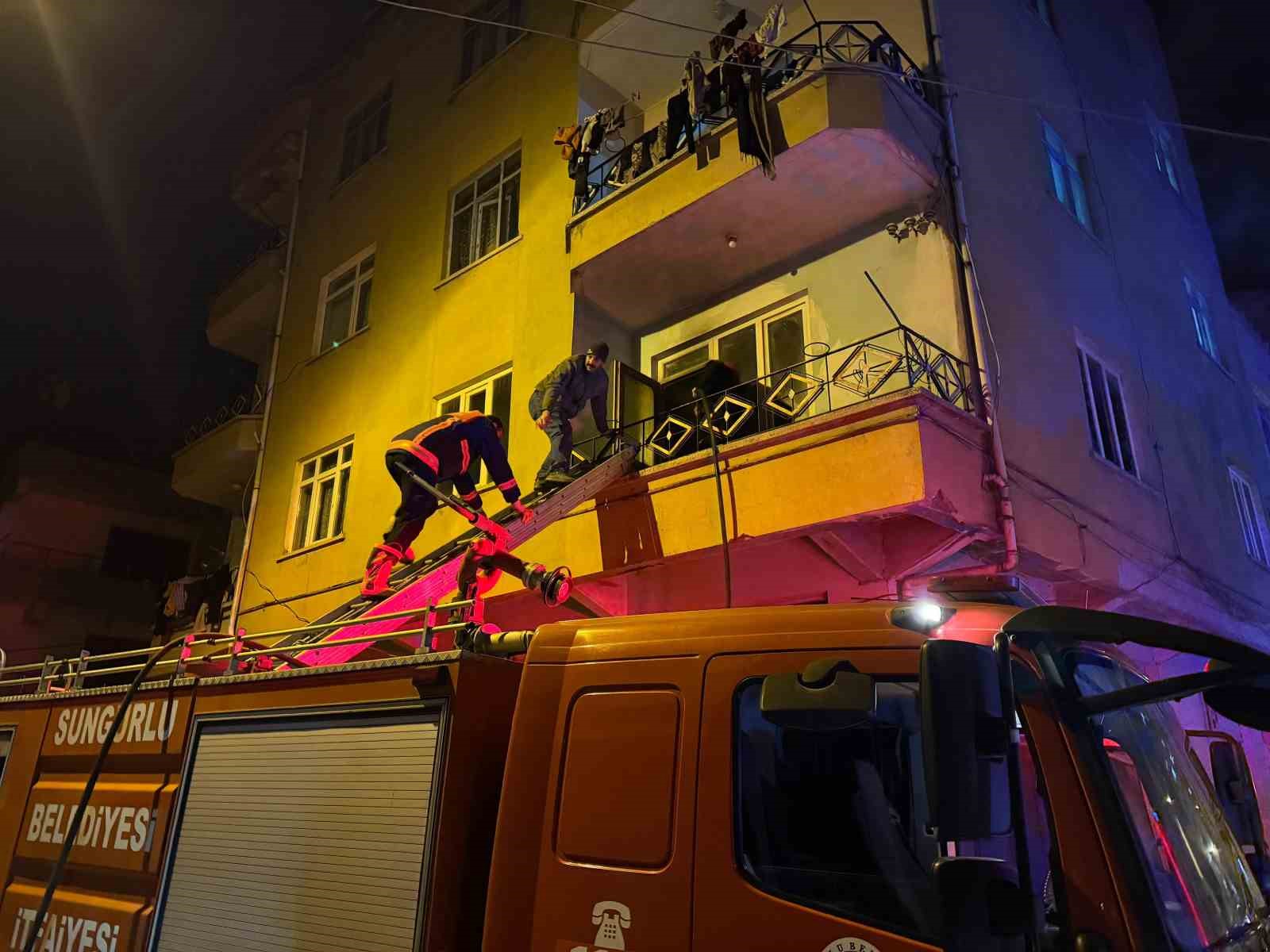 &Ccedil;orum&rsquo;da apartmanda &ccedil;ıkan yangında 10 kişi dumandan etkilendi
