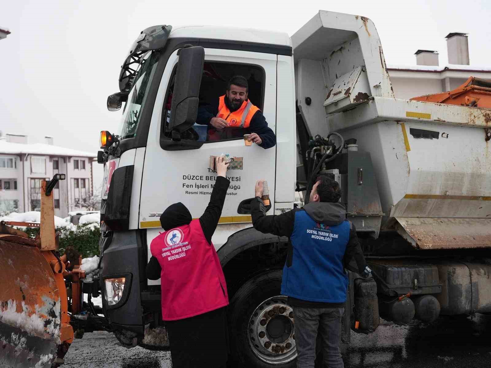 Karla m&uuml;cadele ekiplerine sıcak ikram
