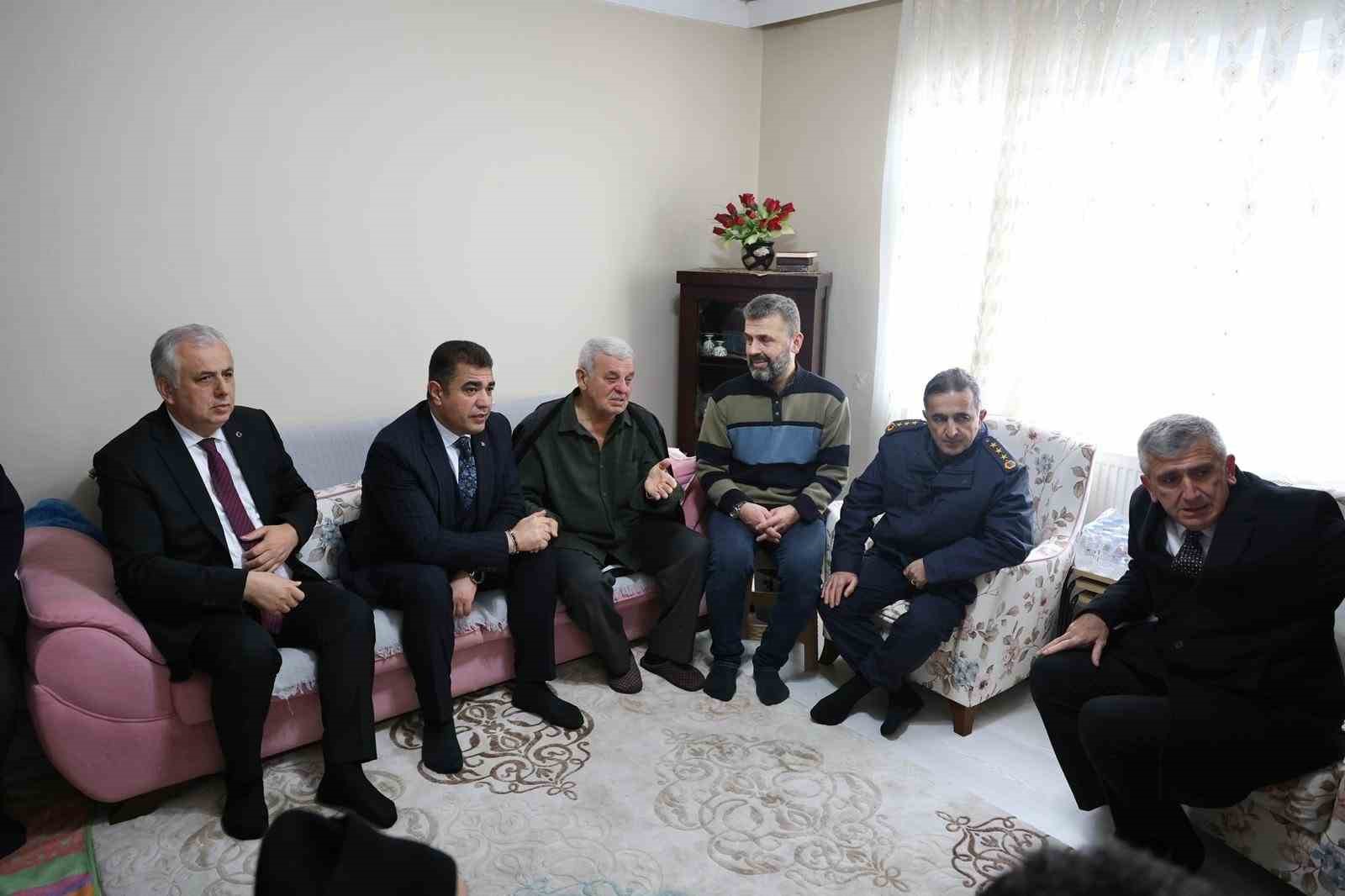 Vali Aslan şehit polis Turgut K&uuml;l&uuml;nk&rsquo;&uuml;n ailesini yalnız bırakmadı
