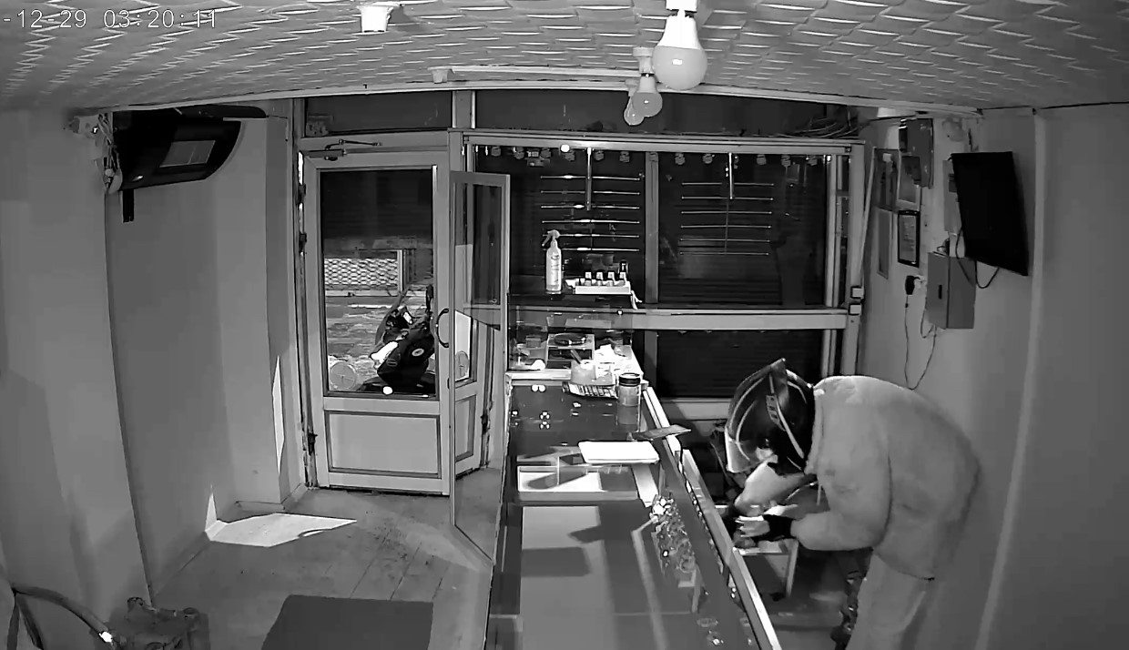 Kuyumcudan 5-6 kilo altın &ccedil;aldılar, parasıyla l&uuml;ks ara&ccedil; satın aldılar
