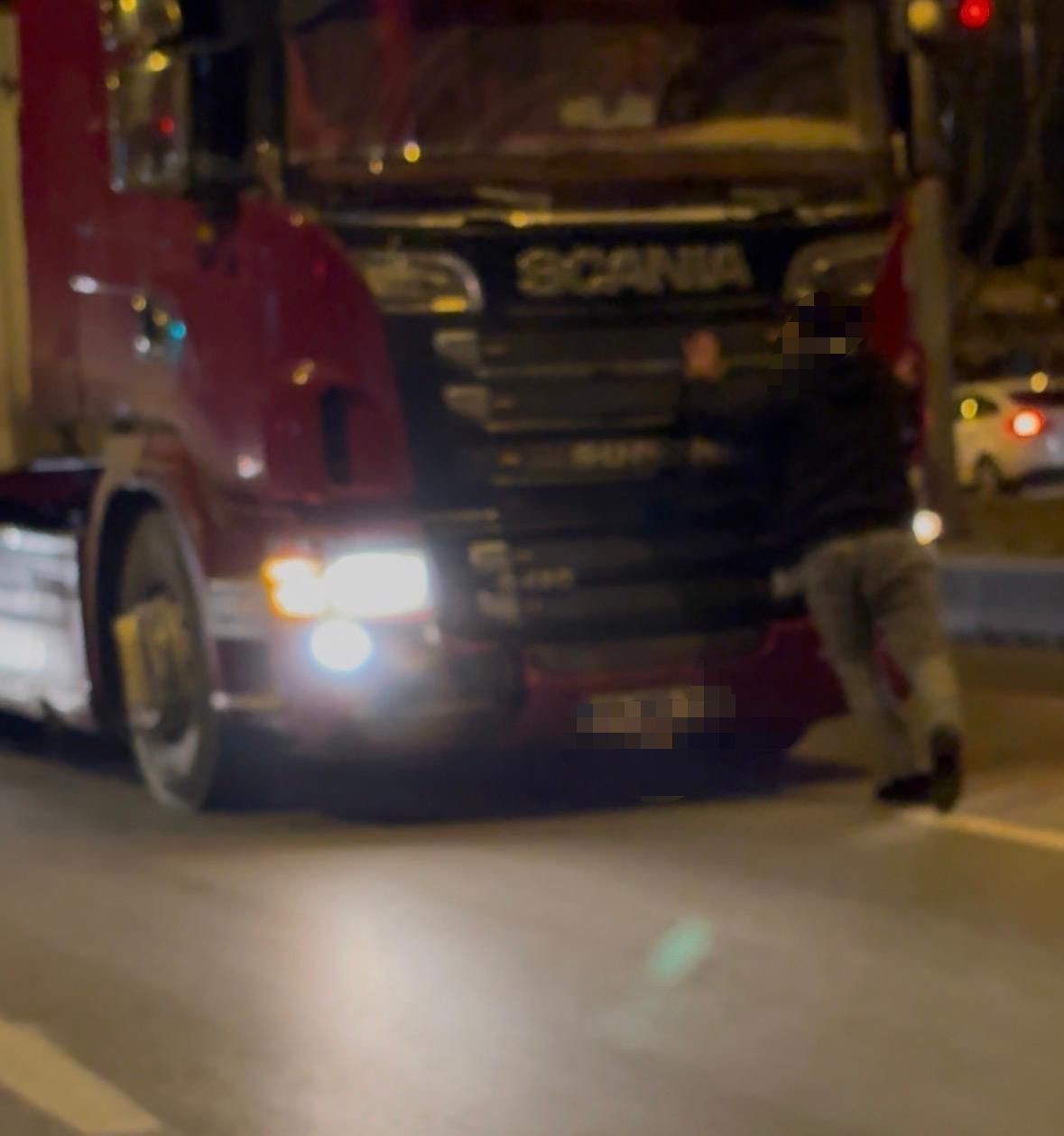 Tırın &ouml;n&uuml;ne atlayan şahıs hakkında adli işlem başlatıldı
