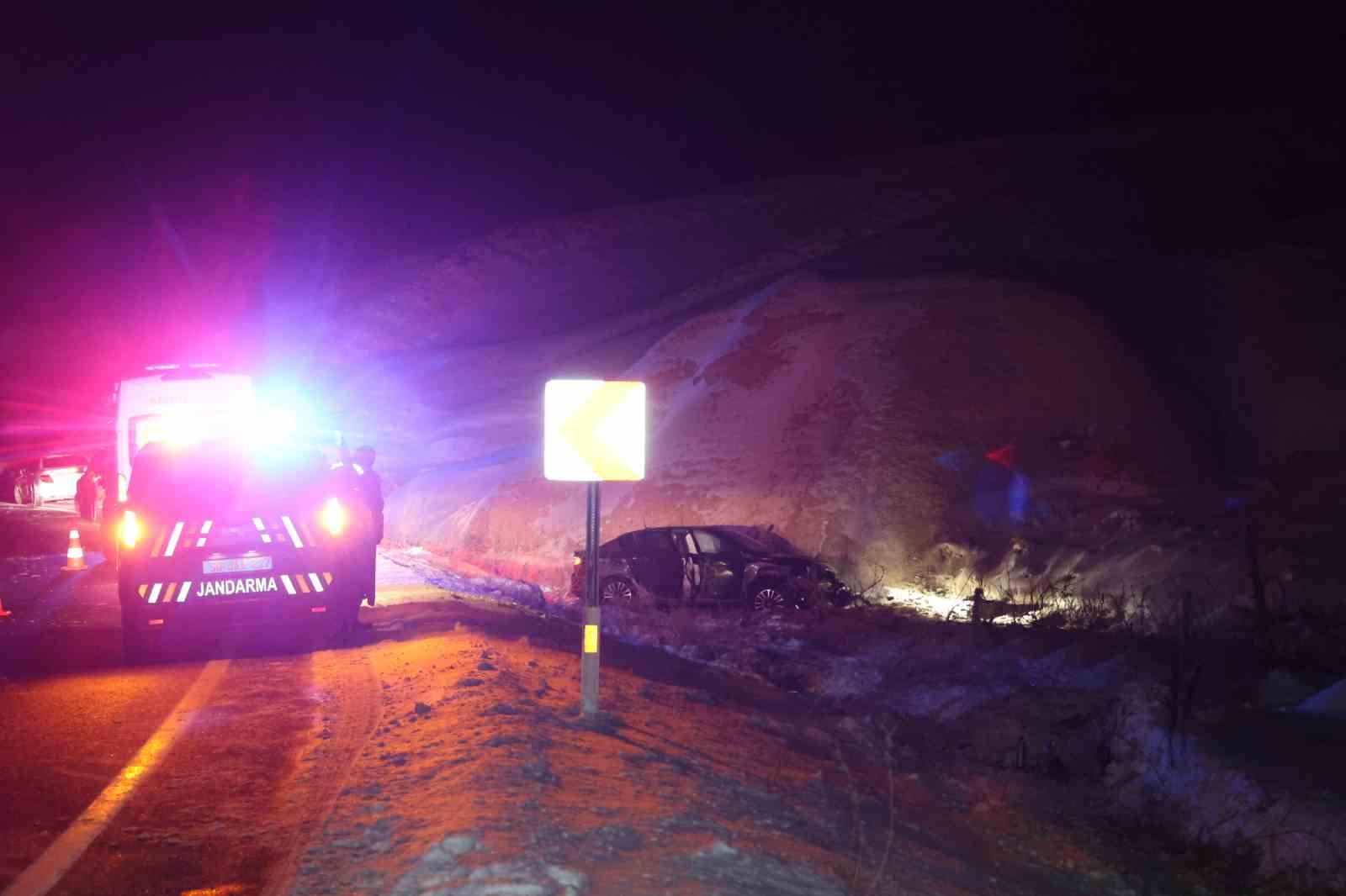 Kontrolden &ccedil;ıkan otomobil kayaya &ccedil;arparak durabildi
