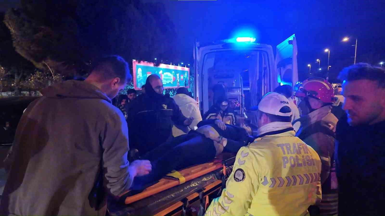 Kadık&ouml;y&rsquo;de virajı alamayan s&uuml;r&uuml;c&uuml;, takla atıp elektrik direğini devirdi
