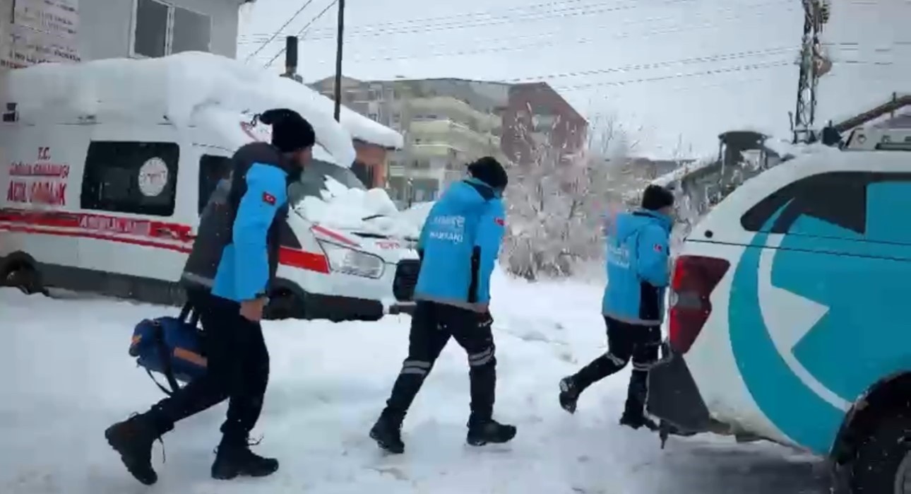 Y&uuml;ksekova&rsquo;da kar esaretinde zamanla yarış: 76 yaşındaki KOAH hastası i&ccedil;in seferber oldular
