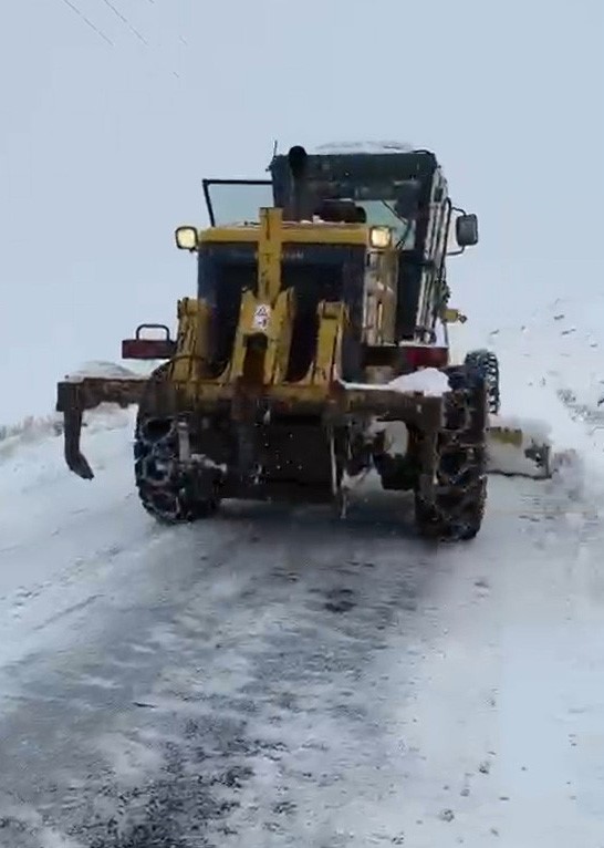 Kardan kapanan yolda hastaneye yetişemeden ambulansta doğum yaptı
