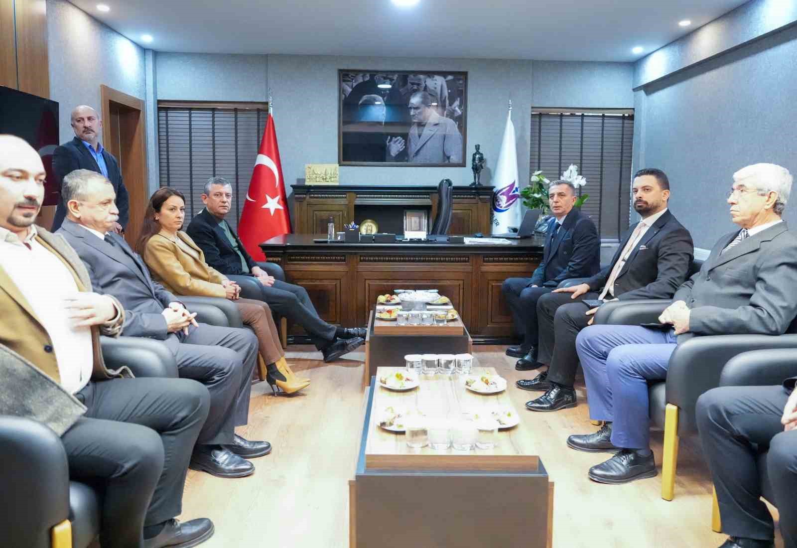 CHP Genel Başkanı &Ouml;zel, Şehzadeler Belediyesini ziyaret etti
