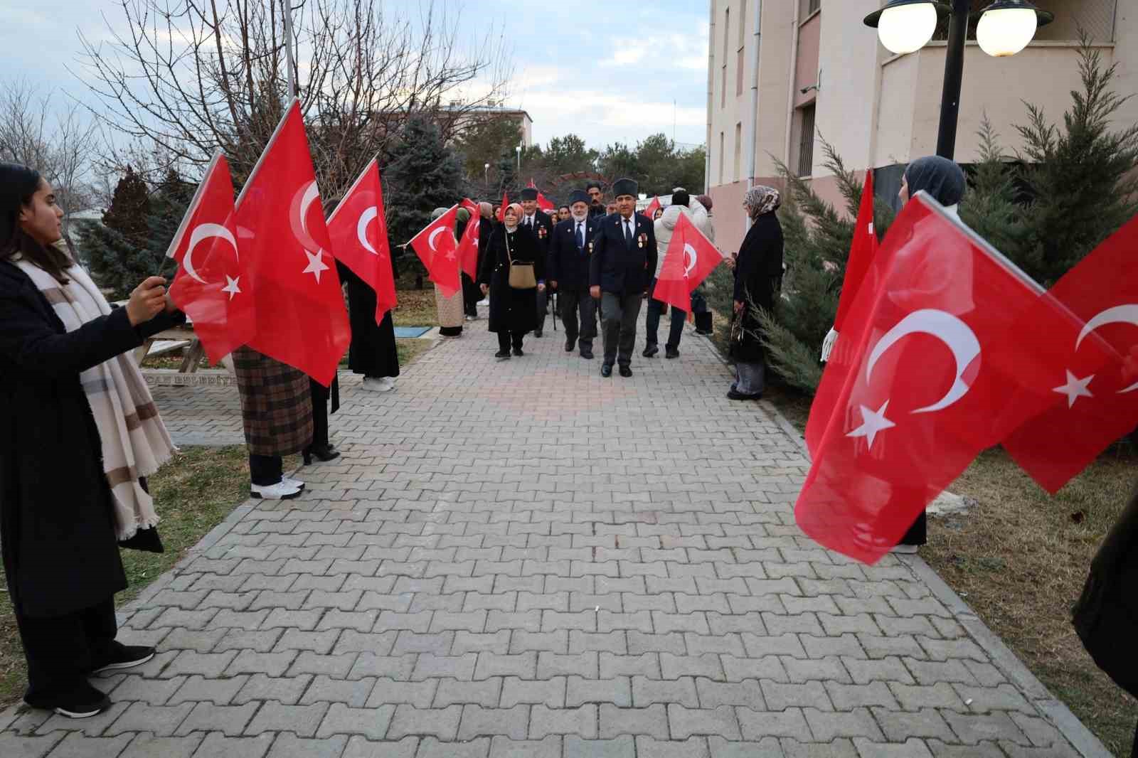 Şehit yakınları ve gaziler, Erzincan Kız Yurdu &ouml;ğrencileriyle buluştu
