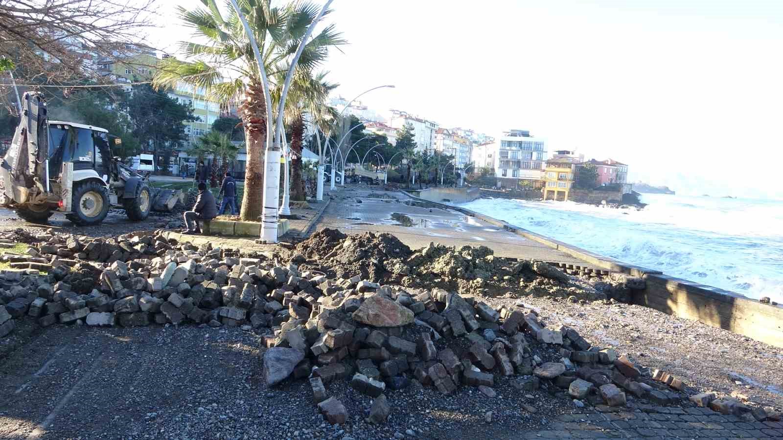 Giresun&rsquo;un Tirebolu il&ccedil;esinde fırtına hasara yol a&ccedil;tı
