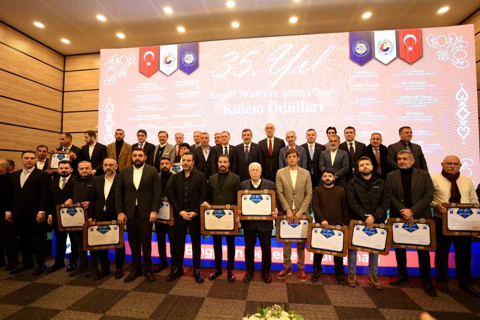 Cumhurbaşkanı Yardımcısı Yılmaz: "Savaşların, &ccedil;atışmaların, belirsizliklerin ortasında b&uuml;y&uuml;meye devam eden bir T&uuml;rkiye var"
