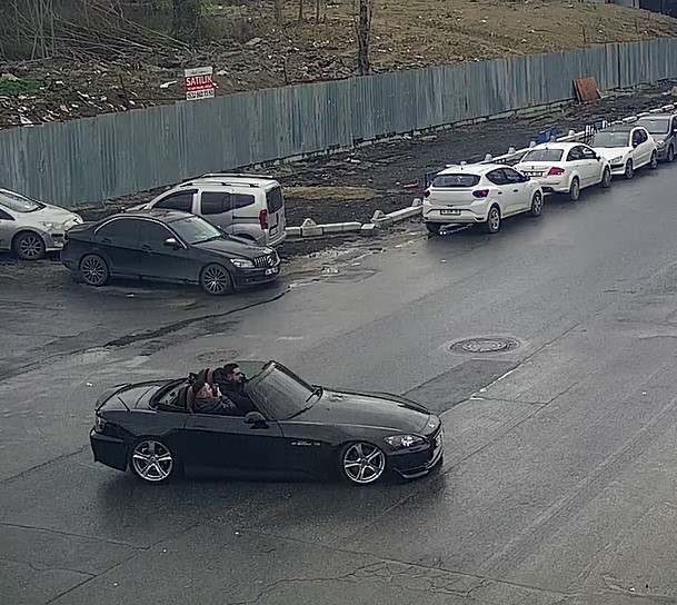 Bah&ccedil;elievler&rsquo;de trafik saatinde drift dehşeti kamerada
