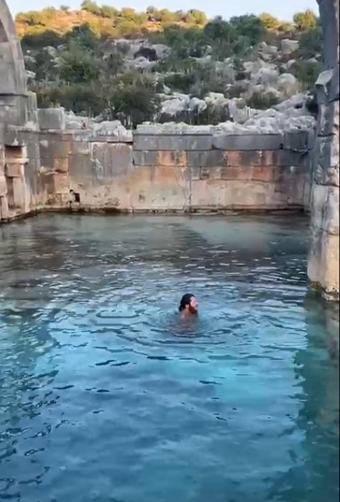 Arkeologların &ccedil;amur ve suyun i&ccedil;inde bin 850 yıllık antik havuzu g&uuml;n y&uuml;z&uuml;ne &ccedil;ıkarma &ccedil;abası
