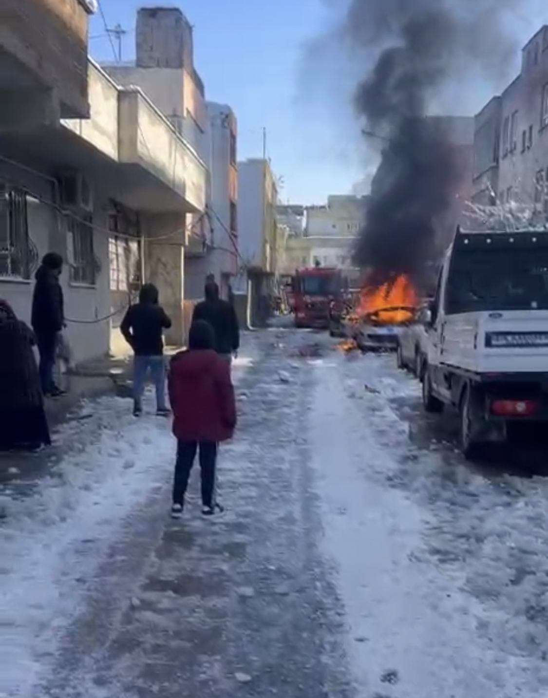 Batman&rsquo;da soğuk havada &ccedil;alışmayan ara&ccedil; alev aldı
