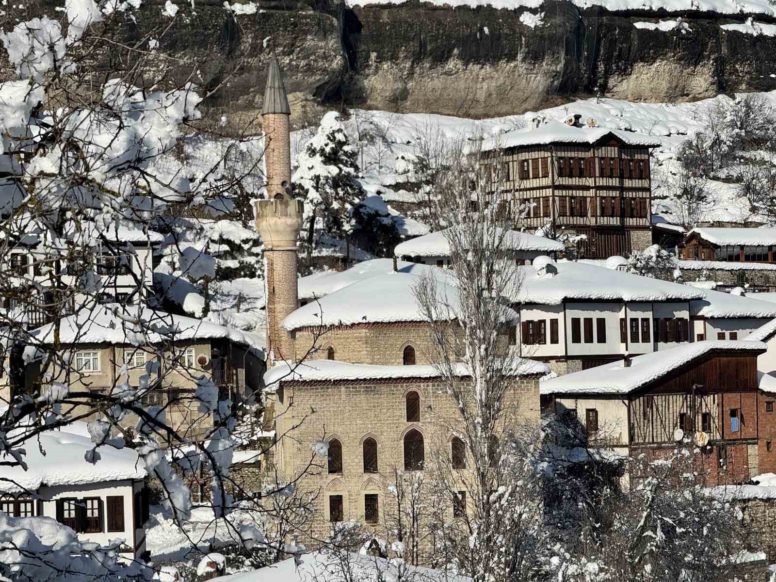 Kar altında masalsı görüntüler sunan UNESCO Kenti Safranbolu dron ile görüntülendi