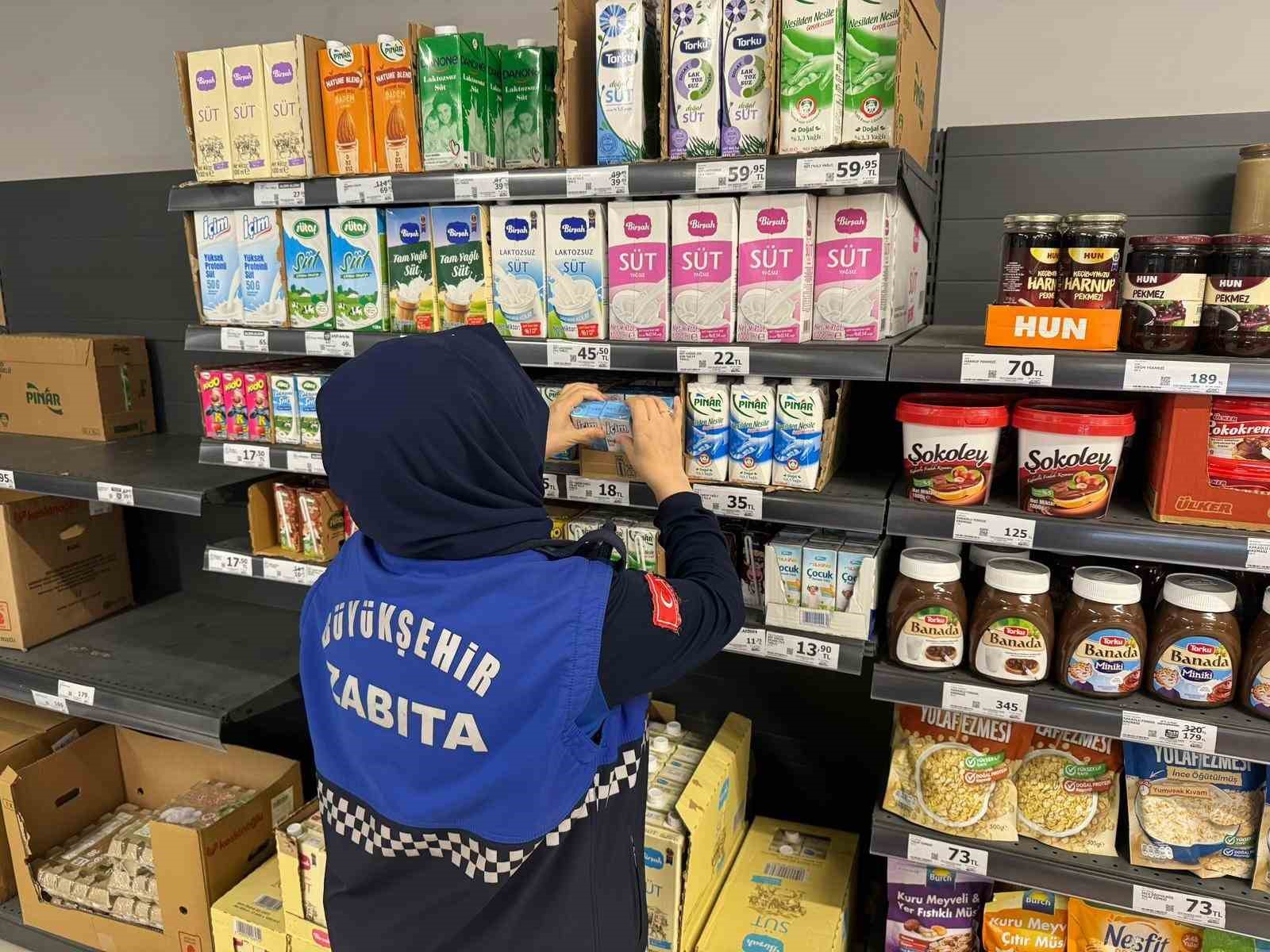 Raflarda bulunan tarihi ge&ccedil;miş &uuml;r&uuml;nler imha edildi
