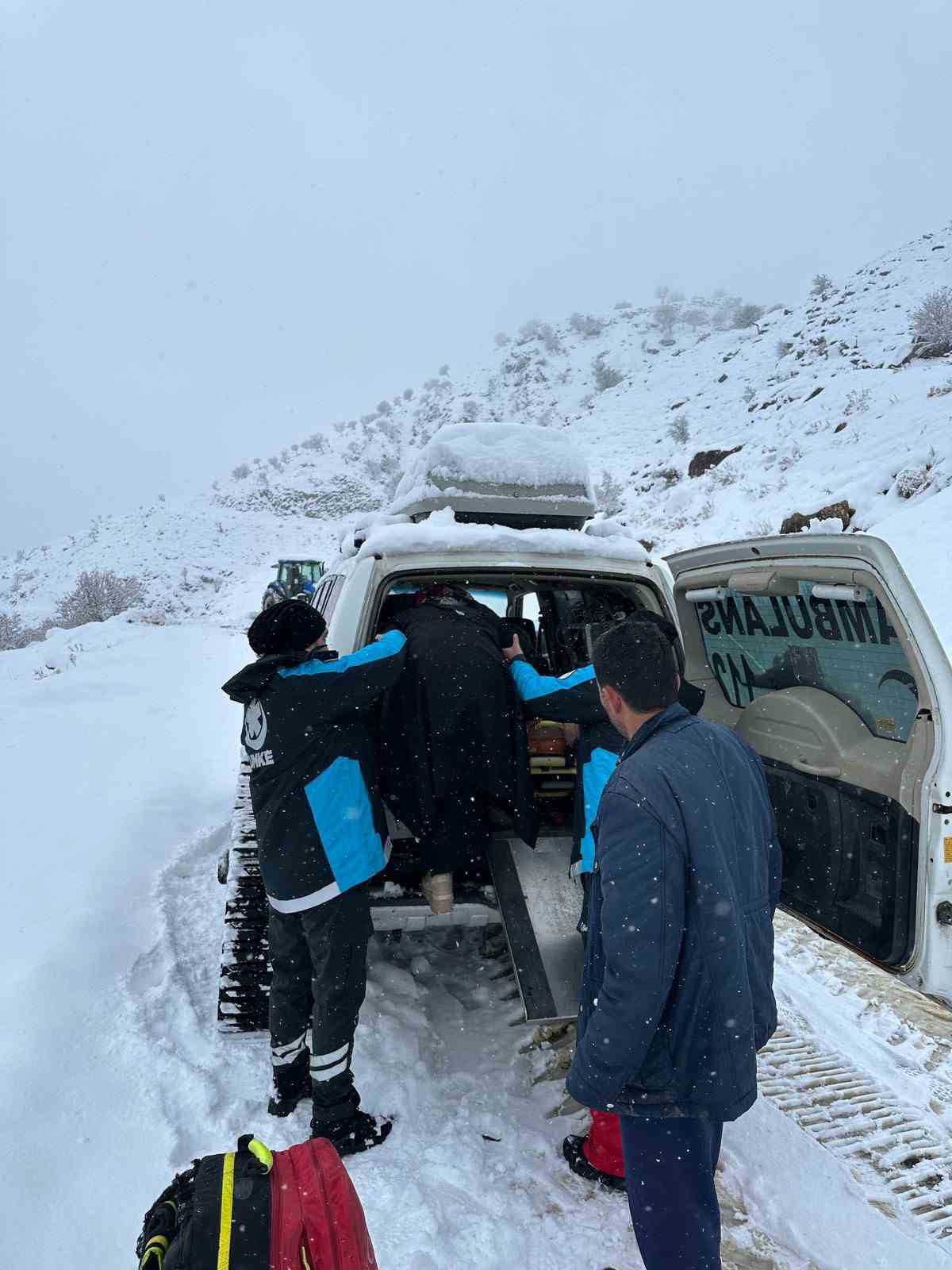 Batman&rsquo;da 42 yaşındaki hasta, paletli ambulansla hastaneye ulaştırıldı
