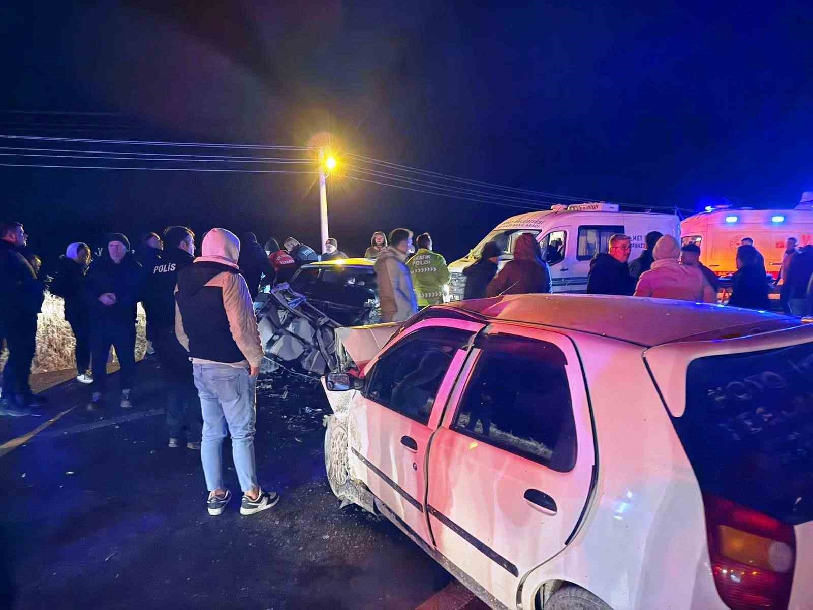 Emet&rsquo;te iki ara&ccedil; kafa kafaya &ccedil;arpıştı: 4 yaralı
