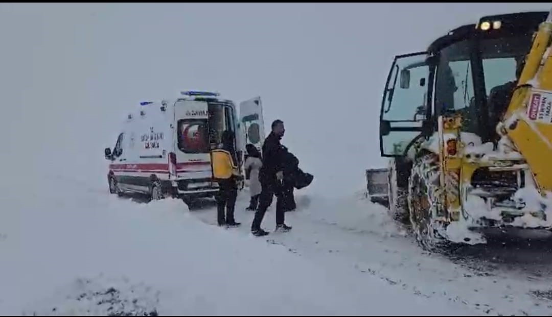 Van&rsquo;da kar yağışı ulaşımı aksattı: Sağlık ve belediye ekipleri alarma ge&ccedil;ti

