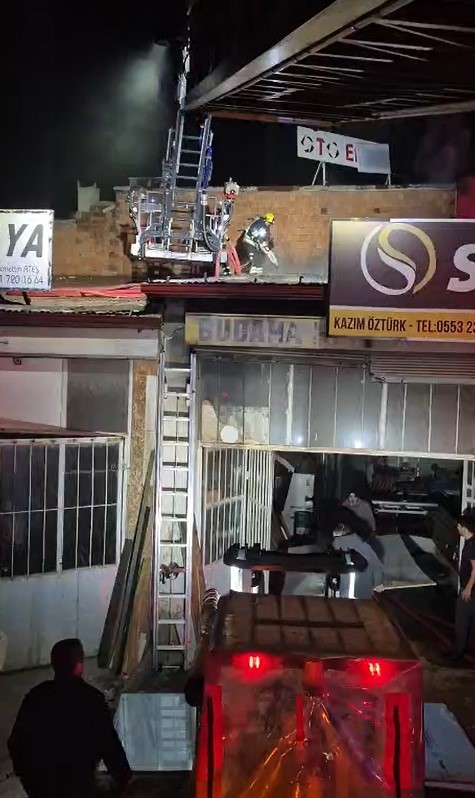 Mobilya imalathanesinde &ccedil;ıkan yangın paniğe neden oldu
