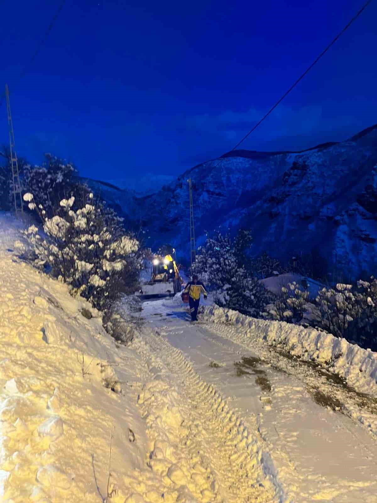 Karla kapanan yollar aşıldı, 2 hasta sağlık ekiplerince hastaneye ulaştırıldı
