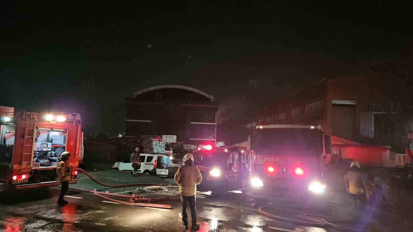 Esenyurt&rsquo;taki fabrika yangını 6 saattir devam ediyor
