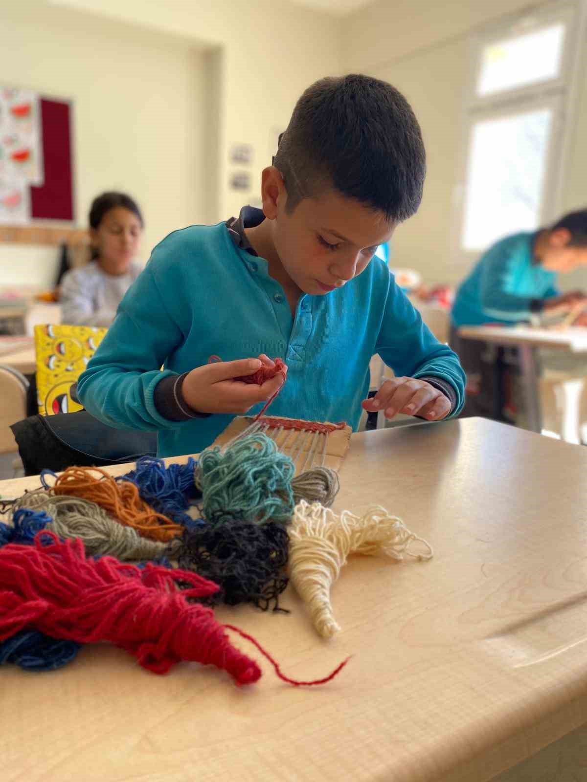 &Ccedil;ocuklar anneleriyle birlikte geleneksel kilim dokumayı &ouml;ğrendi
