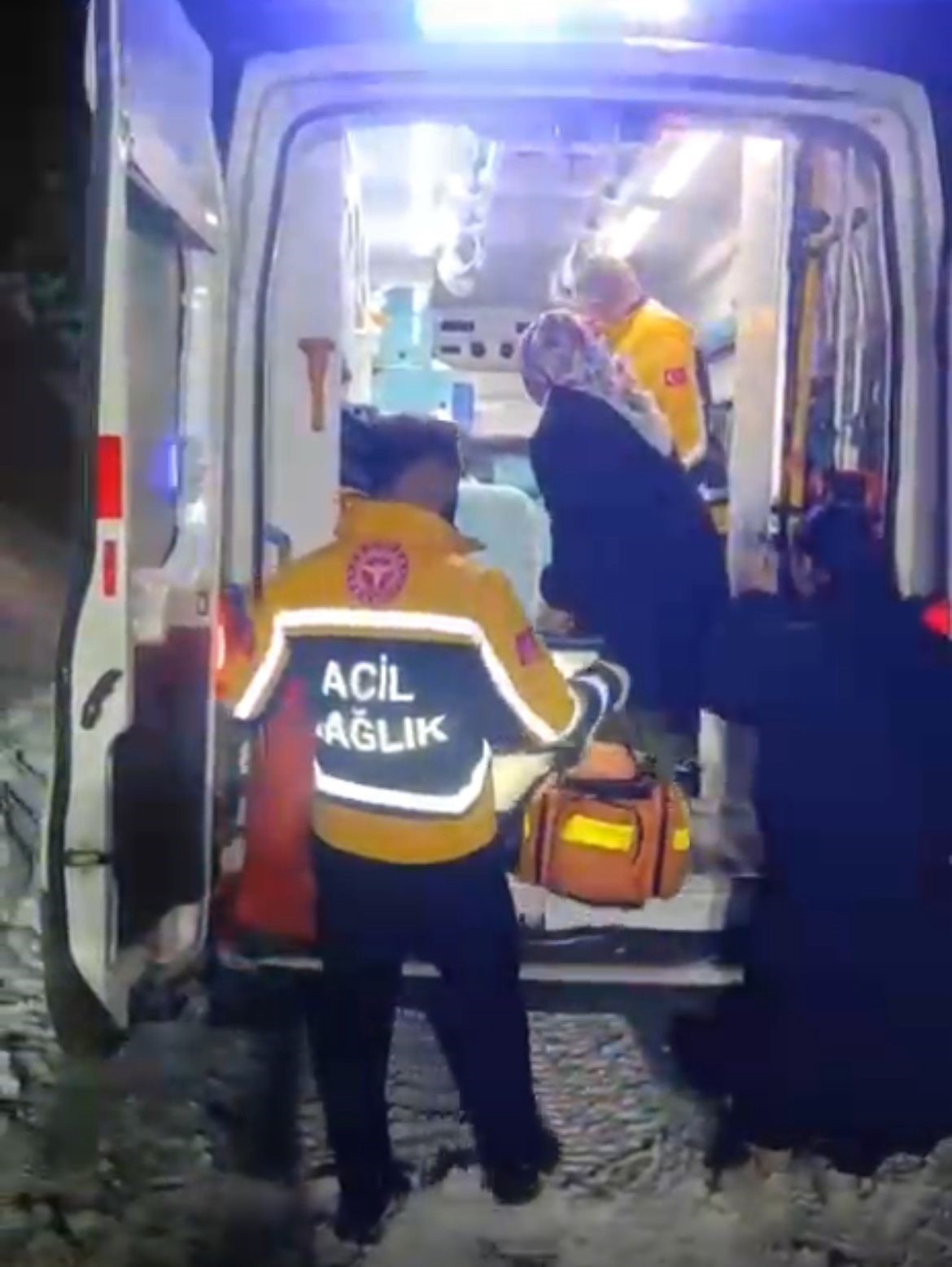 Yolu kapanan k&ouml;yde doğum sancısı tutan kadın 2 saat s&uuml;ren &ccedil;alışmayla hastaneye ulaştırıldı
