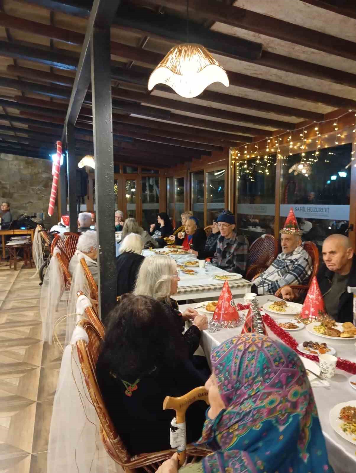 Ayvalıklı sanat&ccedil;ılar Kocabıyık ve &Ouml;zalp&rsquo;ten yaşlılara erken yeni yıl kutlaması
