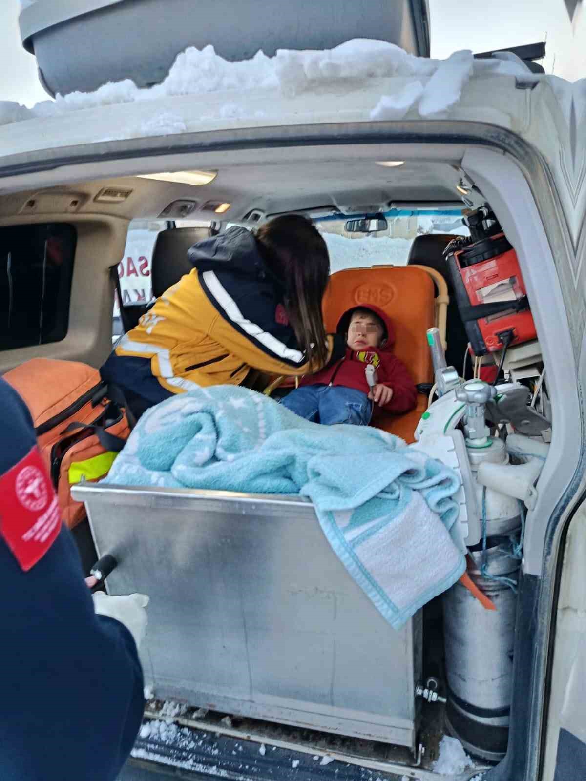 Damdan d&uuml;şerek yaralanan &ccedil;ocuk hastaneye ulaştırıldı
