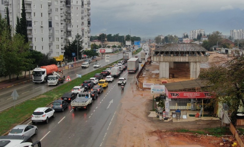 K&ouml;pr&uuml;l&uuml; kavşak inşaatını durduran pide fırını mahkeme kararıyla yıkıldı