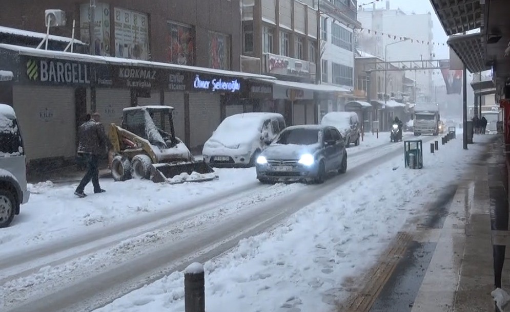 Kilis kar yağışıyla beyaza b&uuml;r&uuml;nd&uuml;
