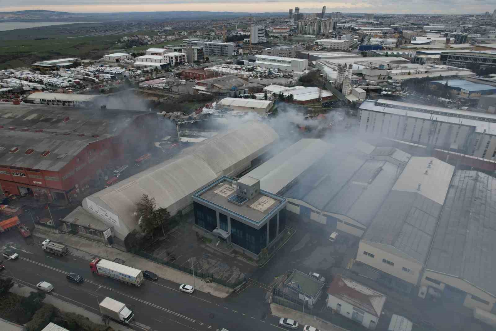 Esenyurt&rsquo;ta devam eden fabrika yangını havadan g&ouml;r&uuml;nt&uuml;lendi
