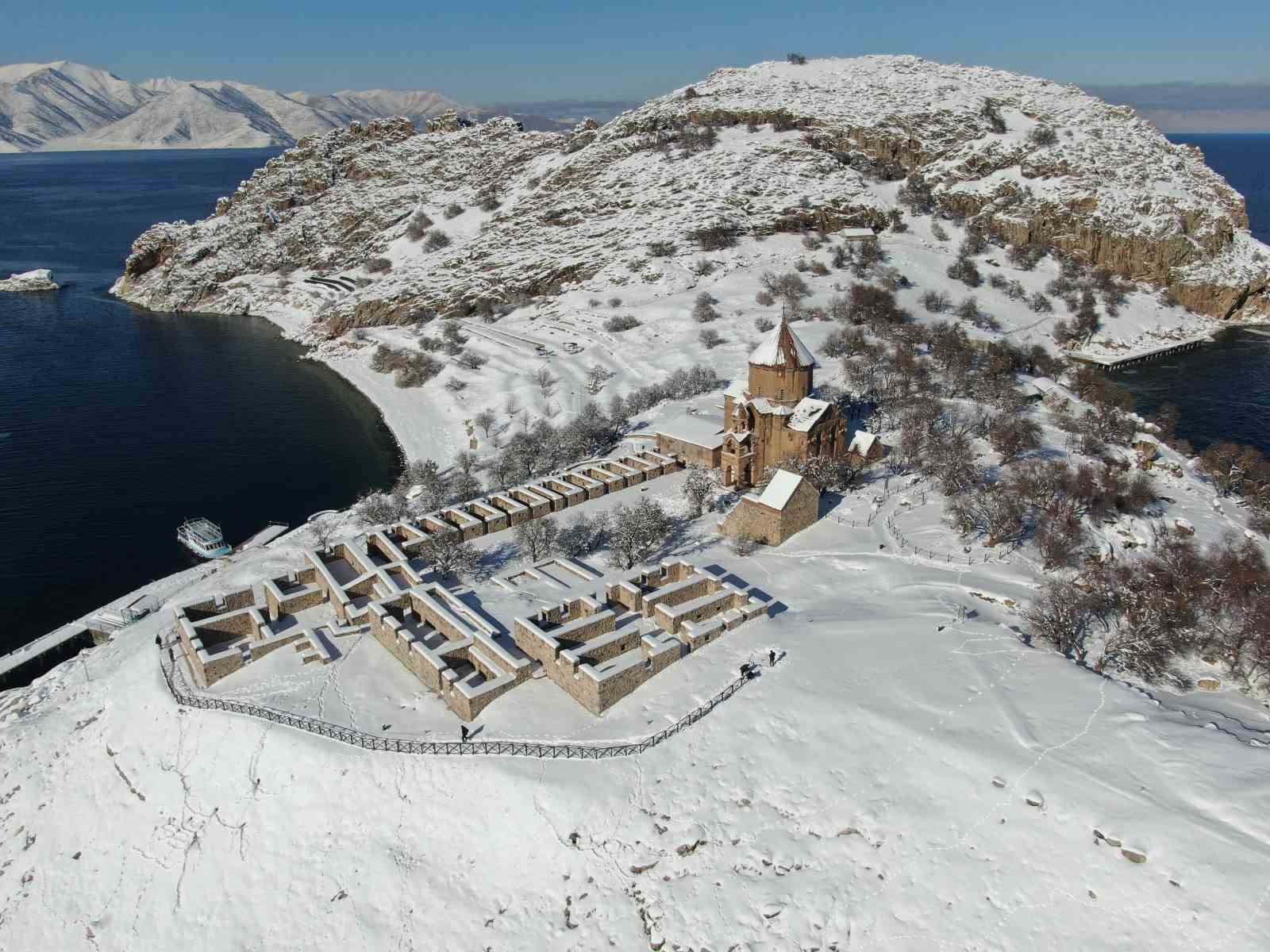 Akdamar Adası beyaz gelinliğini giydi: Doğaseverler adaya &ccedil;ıkarma yaptı
