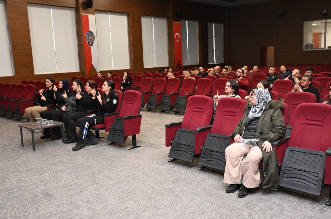 K&uuml;tahya İl Emniyet M&uuml;d&uuml;rl&uuml;ğ&uuml; personeline işaret dili bilgilendirmesi
