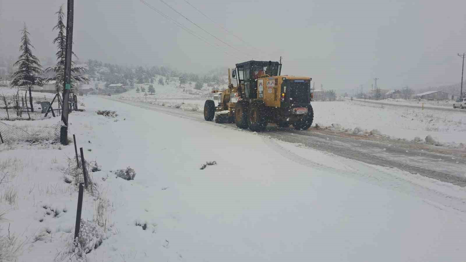 Silifke&rsquo;nin kırsalında karla m&uuml;cadele
