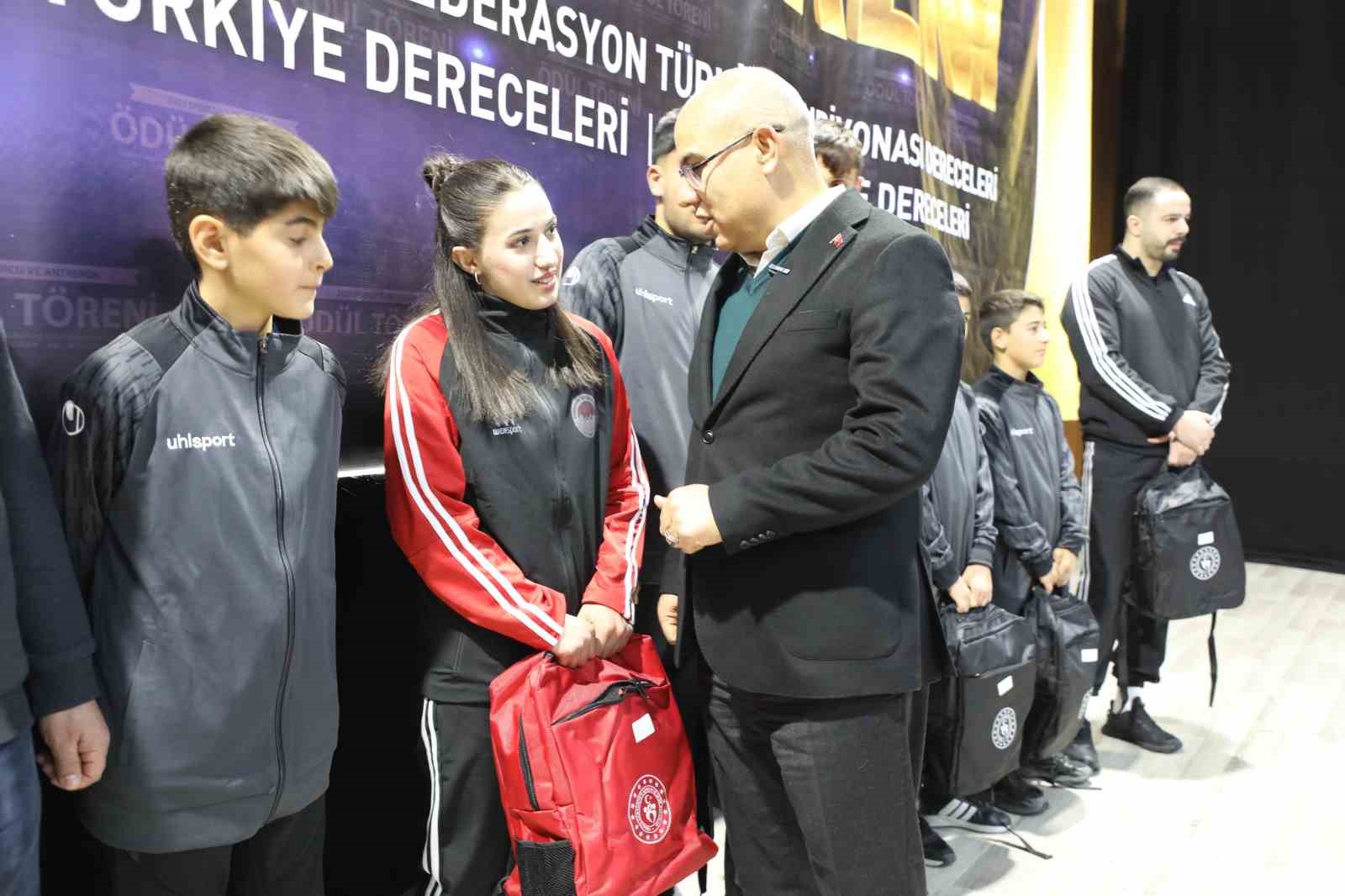 Ağrı&rsquo;da 2025 yılı sporcu ve antren&ouml;r &ouml;d&uuml;l t&ouml;reni yapıldı
