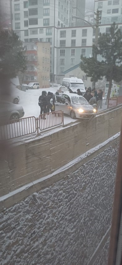 G&uuml;m&uuml;şhane&rsquo;de buzlu yolda yokuş aşağı kayan ara&ccedil;lar kamerada