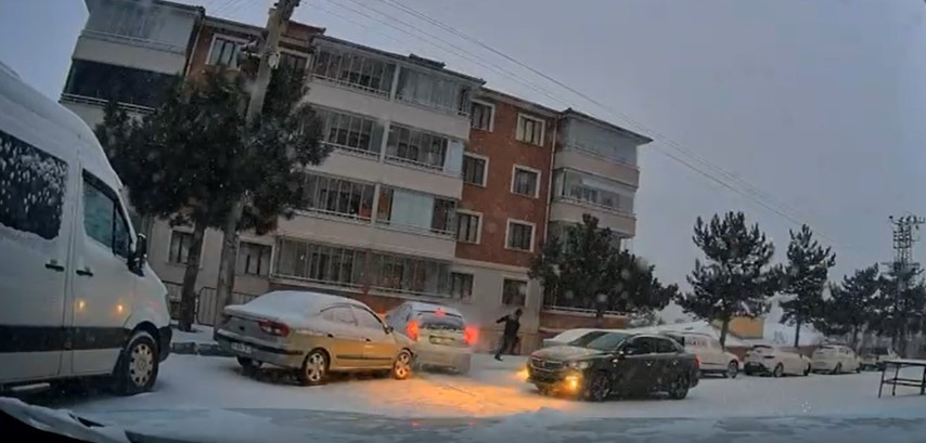 G&uuml;m&uuml;şhane&rsquo;de buzlu yolda yokuş aşağı kayan ara&ccedil;lar kamerada