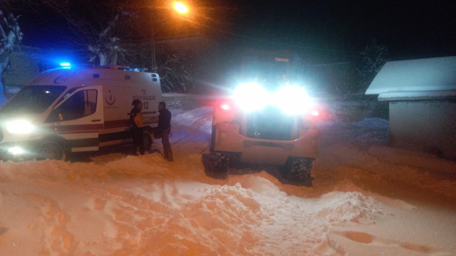 Gerc&uuml;ş&rsquo;te hasta vatandaş, ambulans ve mahsur kalan ara&ccedil;lar kurtarıldı
