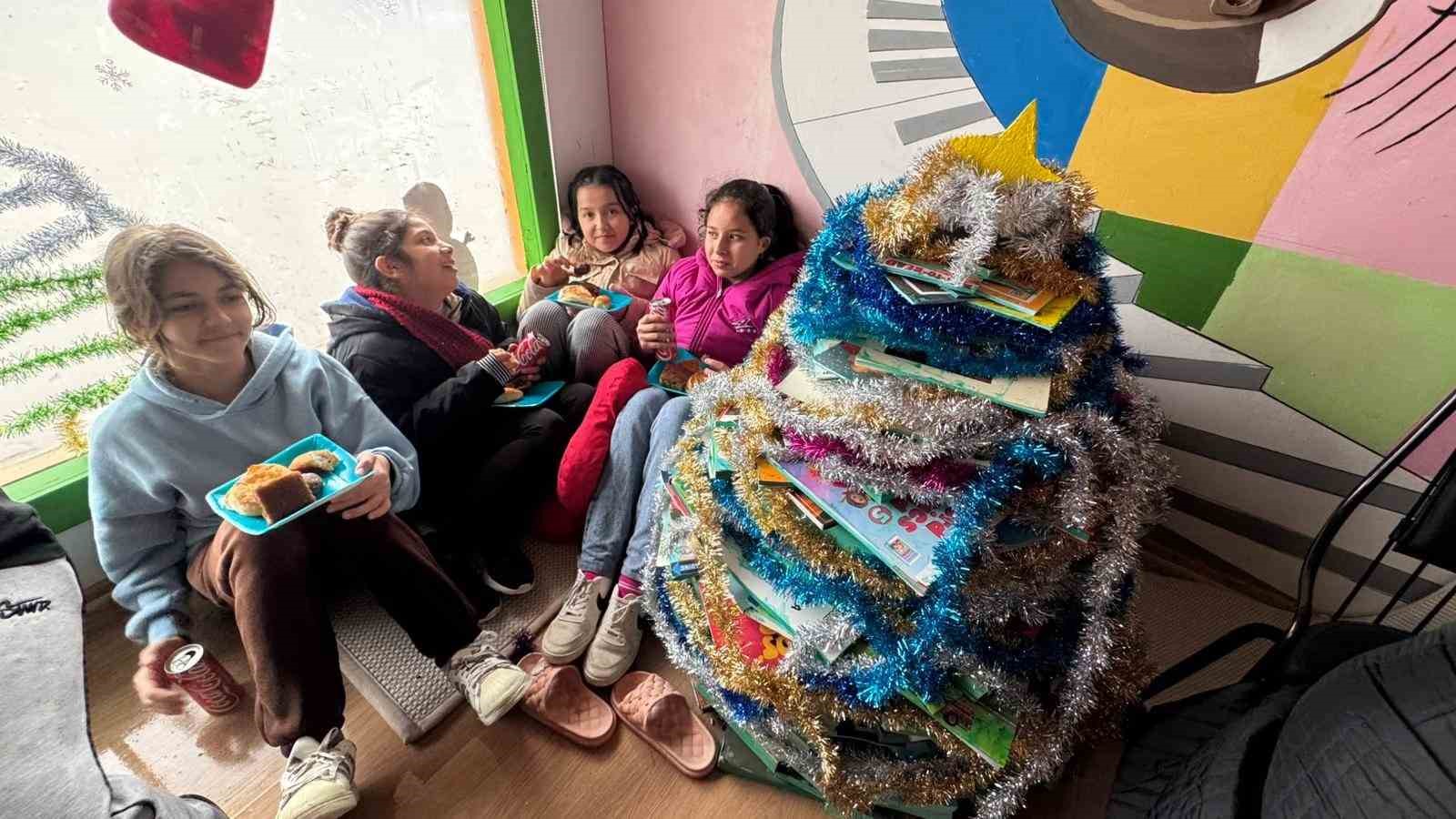 T&uuml;rkiye&rsquo;nin d&ouml;rt bir yanından g&ouml;nderilen yılbaşı ikramlıkları &ouml;ğrencilere ulaştırıldı
