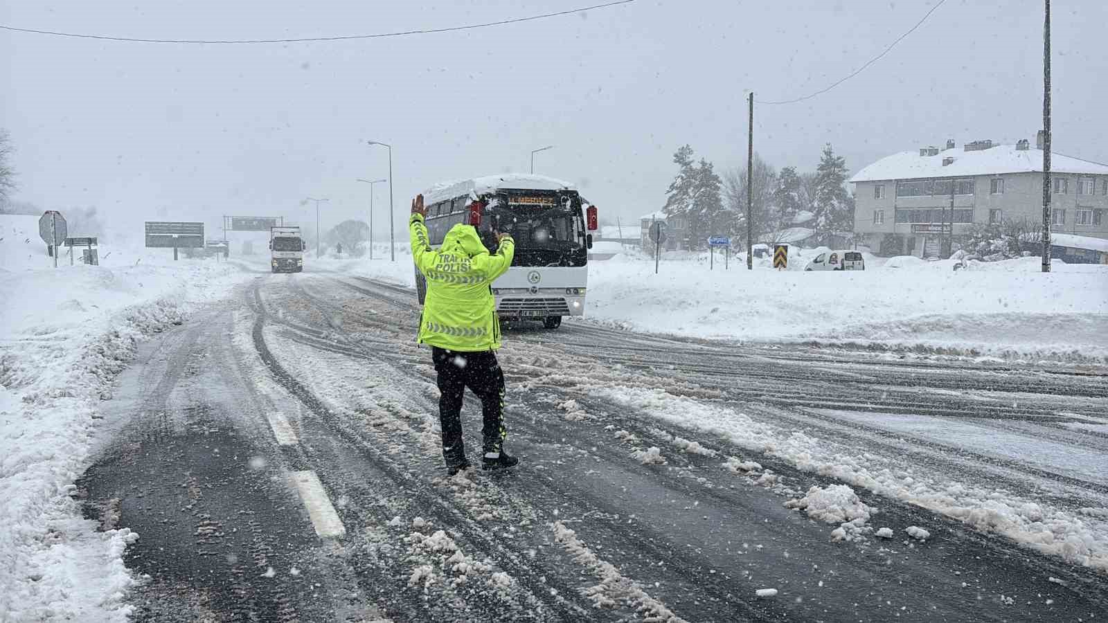 Bolu Dağı&rsquo;nda D-100 kara yolunun İstanbul y&ouml;n&uuml; ağır tonajlı ara&ccedil; trafiğine kapatıldı
