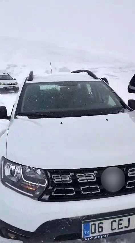 Erzurum&rsquo;da kar ve tipi ulaşımı durma noktasına getirdi
