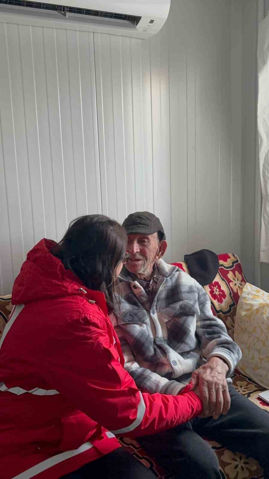 Kızılay, AFAD ve g&ouml;n&uuml;ll&uuml;ler, Tunceli&rsquo;nin zorlu kış şartlarında ihtiya&ccedil; sahiplerine ulaştı
